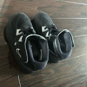Kids Kyrie Irving’s for sale! Great condition and a great basketball shoe.